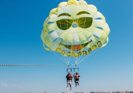 Twee deelnemers genieten van het prachtige uitzicht over de zee tijdens het Parasailen in Salou en Cambrils georganiseerd door Nautic Parc Costa Daurada.