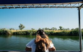 Una mujer disfruta de la indescriptible vista durante el Paseo en barco por el delta del ebro organizado por Estació Nàutica Costa Daurada.