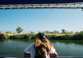 Een vrouw geniet van het onbeschrijfelijke uitzicht tijdens de boottocht op de Ebro Delta rivier georganiseerd door Nàutic Parc Costa Daurada.