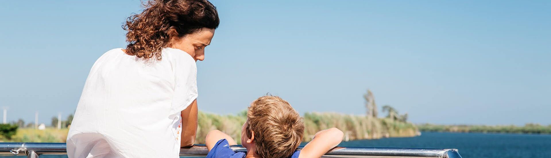 Una madre y su hijo disfrutan de la gran vista durante un Paseo en barco por el delta del ebro organizado por Estació Nàutica Costa Daurada.