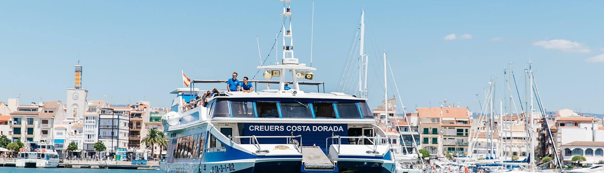 Die Besucher genießen die Aussicht während der Bootstour zwischen Cambrils und Salou organisiert von Estació Nàutica Costa Daurada.