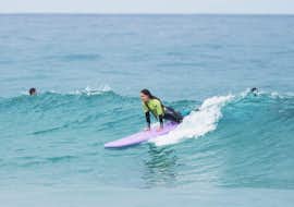 Clases particulares de surf cerca de Lisboa en Carcavelos con Wanted Surf School Carcavelos Una joven confía en surfear una ola durante sus clases privadas de surf cerca de Lisboa con Wanted Surf School Carcavelos.