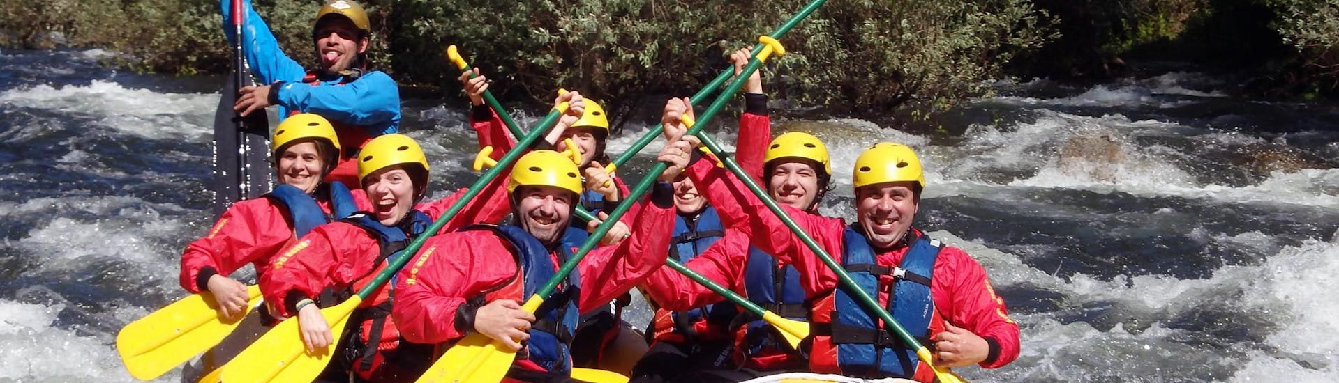 Durante el Rafting de Clase III en el Río Paiva en el Geoparque de Arouca, los participantes y el guía del Clube do Paiva posan para una foto mientras descienden el Río Paiva.
