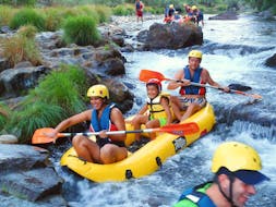 Mientras practican el piragüismo en el Río Paiva, situado en el Geoparque de Arouca, y con el Clube do Paiva, una familia de tres miembros se divierte remando a través de un rápido.