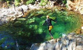 Beim Canyoning im Rio Frades im Geopark Arouca mit Clube do Paiva springt ein Teilnehmer in das smaragdgrüne Wasser eines natürlichen Pools.