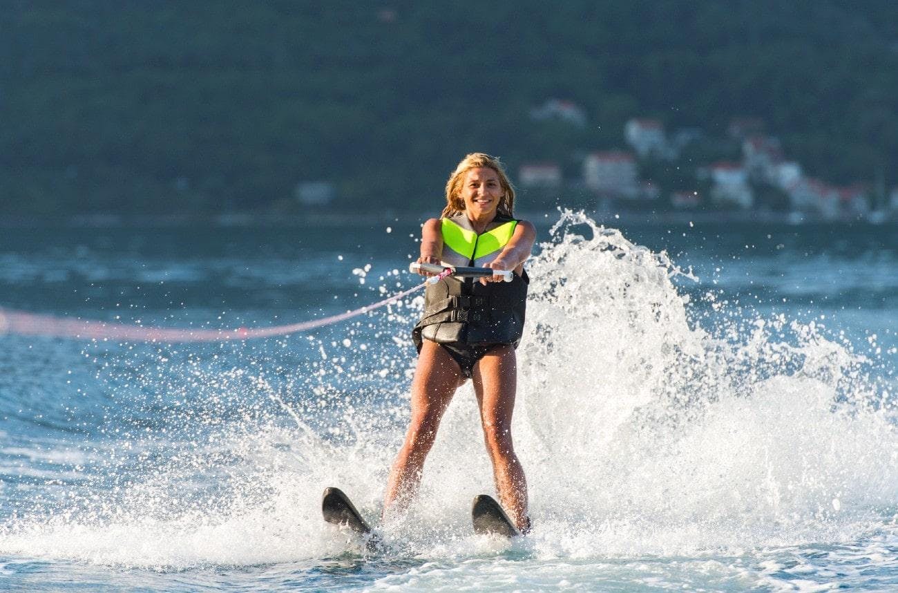 Clases de esquí acuático en el lago de Annecy con Le Spot Annecy Una mujer es arrastrada por una lancha durante sus clases de esquí acuático en el lago de Annecy con Le Spot.