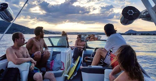 Boat Rental with Wakesurf & Wakeboard on Lake Annecy with Le Spot Annecy Friends are enjoying their evening thanks to their Private Boat Rental with Wakesurf & Wakeboard on Lake Annecy with Le Spot.