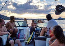 Unos amigos disfrutan de su velada gracias a su Alquiler de Barco Privado con Wakesurf & Wakeboard en el Lago de Annecy con Le Spot.