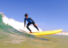Aufbau-Surfkurs an der Praia da Gamboa in Peniche mit Go4Surf Peniche Beim Aufbau-Surfkurs an der Praia da Gamboa in Peniche mit Go4Surf Peniche erwischt ein junger Surfer eine gute Welle.