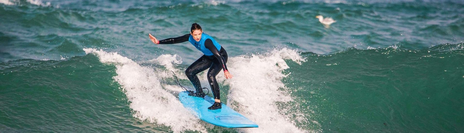 Ein erfahrener Surfer genießt  beim Surfkurs für Fortgeschrittene an der Praia da Gamboa mit Go4Surf Peniche die perfekten Surfbedingungen an Portugals Atlantikküste.