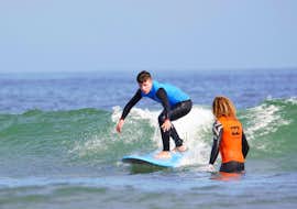 Privater Surfkurs an der Praia da Gamboa in Peniche mit Go4Surf Peniche Beim privaten Surfkurs an der Praia da Gamboa in Peniche gibt ein Surflehrer von Go4Surf seinem Schüler Tipps.