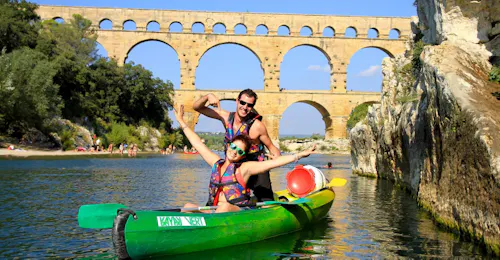 8 km Kajak- und Kanutour am Pont du Gard ab Collias mit Kayak Vert Pont du Gard Ein Paar hat Spaß beim Paddeln auf dem Gardon dank der 8 km langen Kanutour am Pont du Gard mit Kayak Vert.