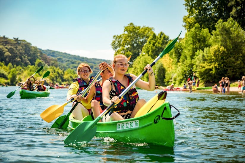 Tre amici approfittano del loro noleggio di canoe per percorso di 8 km presso il Pont du Gard per pagaiare sul Gardon e divertirsi, grazie a Kayak Vert.