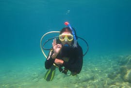 Une participante au cours Discover Scuba Diving at Santa Barbara Beach for Beginners avec Hercules Marine Activities Corfu pose pour une photo lors de sa première plongée à Corfou.