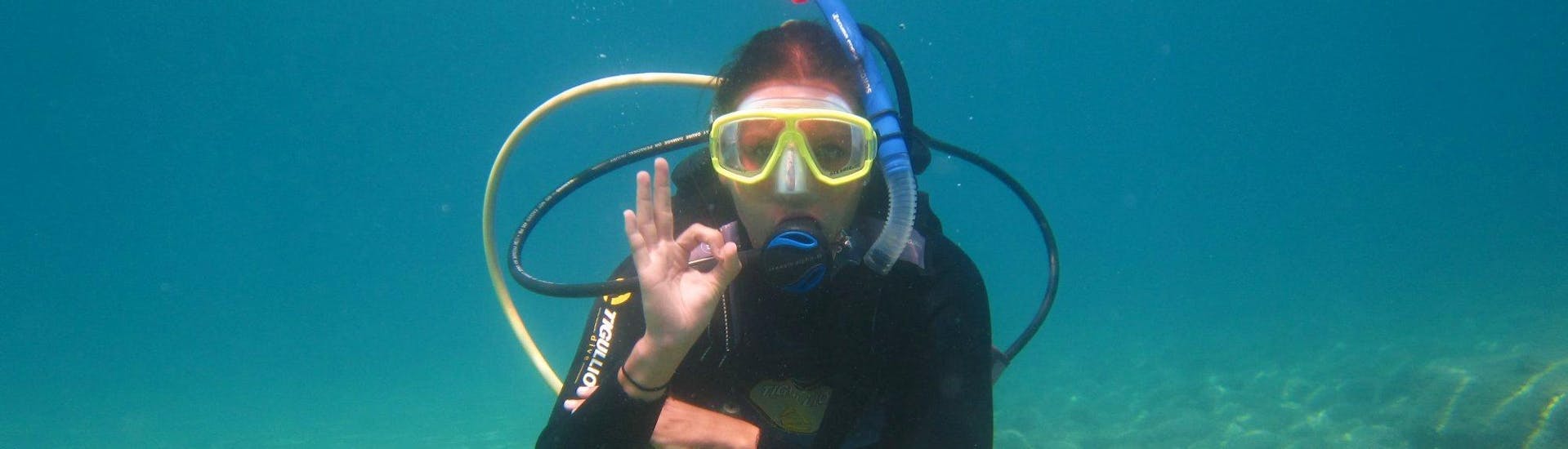 Una partecipante al Discover Scuba Diving a Santa Barbara Beach per principianti con Hercules Marine Activities Corfù posa per una foto durante la sua prima immersione a Corfù.