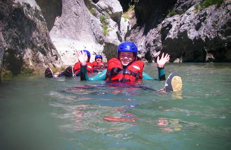 Friends are floating in the turquoise water of the Verdon during their River Trekking in Couloir Samson - Verdon Grand Canyon with Azur Canoë Kayak Rafting.