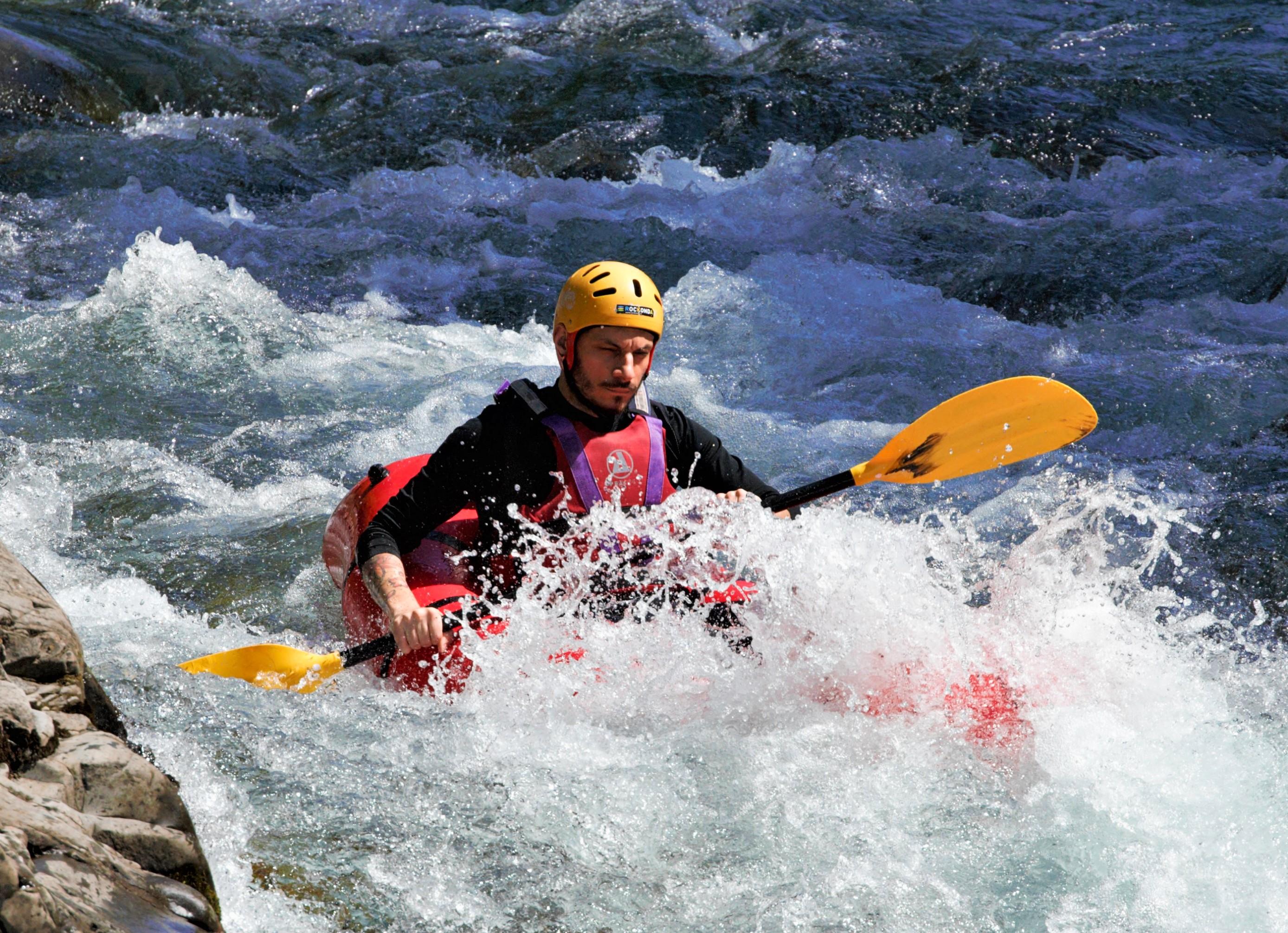 Ein Mann während des Pack Rafting auf dem Lima mit Rockonda - Val di Lima.