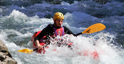 Packrafting en el Lima con Rockonda - Val di Lima Un hombre durante una sesión de pack rafting en el Lima con Rockonda - Val di Lima.