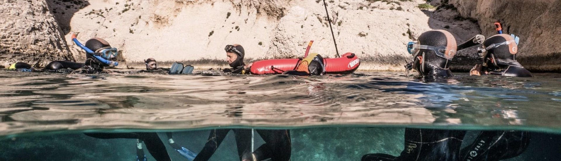 Une famille explore les fonds marins méditerranéens pendant leur sortie Snorkeling dans le parc national des Calanques depuis Marseille avec Le Bateau Jaune.