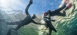 Una famiglia sta esplorando i fondali del Mediterraneo mentre fa snorkeling nel Parco Nazionale delle Calanques da Marsiglia con Le Bateau Jaune.