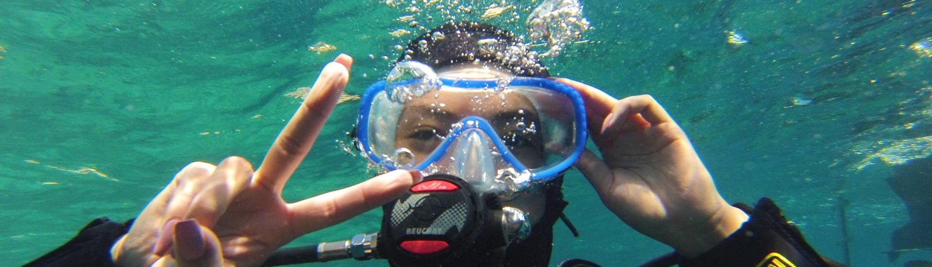 Un subacqueo è felice di fare immersioni di prova nel Parco Nazionale delle Calanques da Marsiglia con Le Bateau Jaune.
