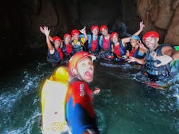 Durante el Canyoning en al Barranco de los Cernícalos en Gran Canaria, el guía de Mojo Picón Aventura toma una foto con los participantes del tour en el agua.