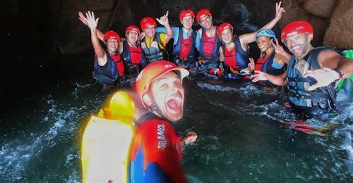 Canyoning im Barranco de los Cernícalos in Gran Canaria mit Mojo Picón Aventura Gran Canaria Während dem Canyoning beim Barranco de los Cernícalosin Gran Canaria schießt der Guide von Mojo Picón Aventura ein Foto mit den Tourteilnehmern im Wasser.