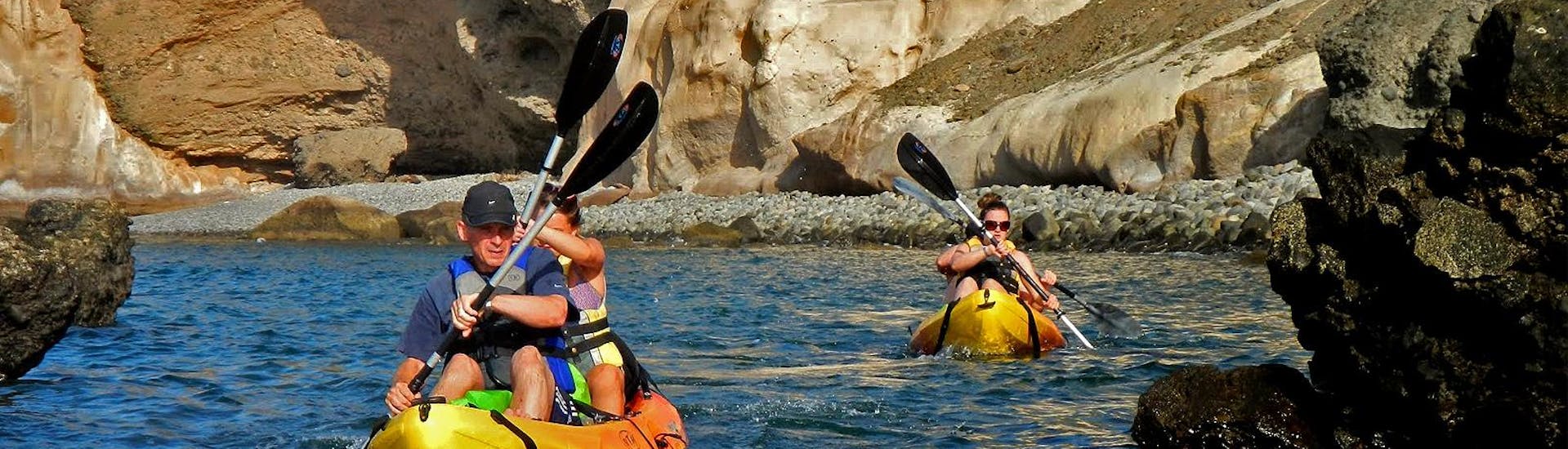 Während der Kajak Tour an der Südküste in Gran Canaria paddeln die Tourteilnehmer im wunderschönen Meer und bewundern dabei die Felsformationen gemeinsam mit Mojo Picón Aventura.