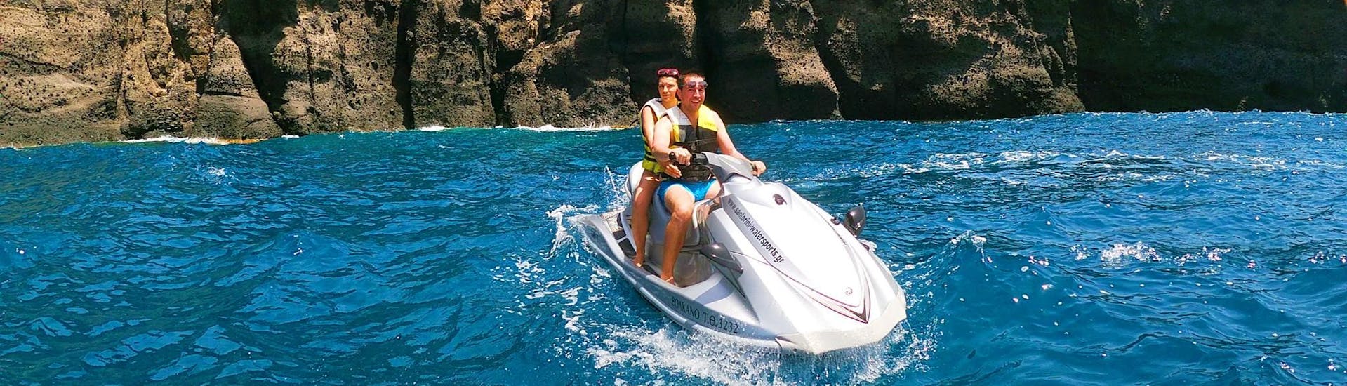 Foto van twee mensen tijdens de jetski safari in Santorini met snorkelen met Kamari Beach Watersports Santorini.
