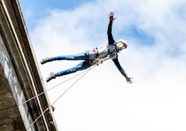 Lors de l'activité de saut à l'élastique, proposée par UR Pirineos, une personne saute à l'élastique à Murillo de Gállego (25 m).