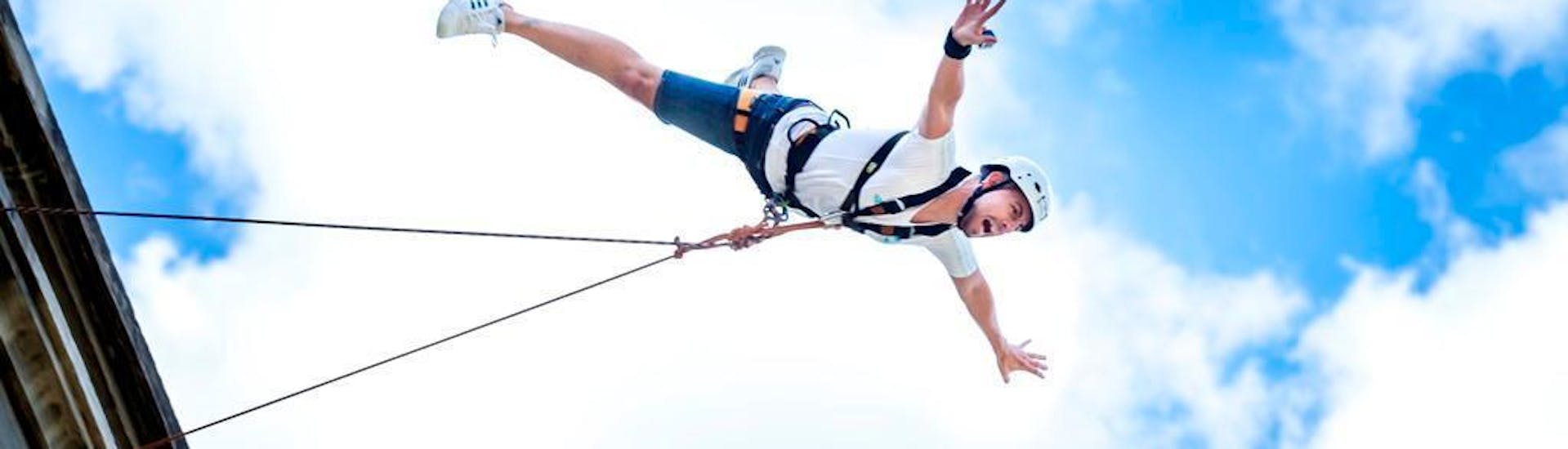 Ein Mann genießt den freien Fall während dem Bungee Jumping in Murillo de Gállego (25m), organisiert von UR Pirineos.