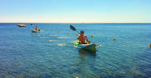 Kayak e canoa facile a Kamari - Spiaggia di Kamari Kayak e canoa facile a Kamari - Spiaggia di Kamari.