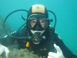 Ein Taucher entdeckt die Welt des Tauchens während seines SSI Basic Diver Kurses in der Nähe von Cannes für Anfänger mit dem Dive Center La Rague.