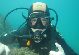 PADI Schnuppertauchen in der Nähe von Cannes mit Dive Centre La Rague Ein Taucher entdeckt die Welt des Tauchens während seines SSI Basic Diver Kurses in der Nähe von Cannes für Anfänger mit dem Dive Center La Rague.