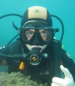 Un plongeur découvre le monde de la plongée pendant son Cours de plongée SSI Basic Diver près de Cannes avec le Centre de plongée de La Rague.