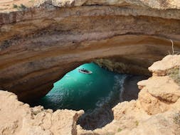 Foto de las grutas durante el Paseo en Barco a las Grutas de Benagil desde Armação con Tridente Paseos en Barco Algarve.