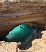 Foto van de grotten tijdens de boottocht naar de grotten van Benagil vanuit Armação met Tridente Boottochten Algarve.