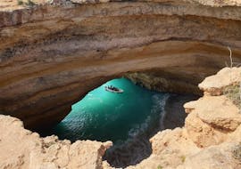 Foto van de grotten tijdens de boottocht naar de grotten van Benagil vanuit Armação met Tridente Boottochten Algarve.