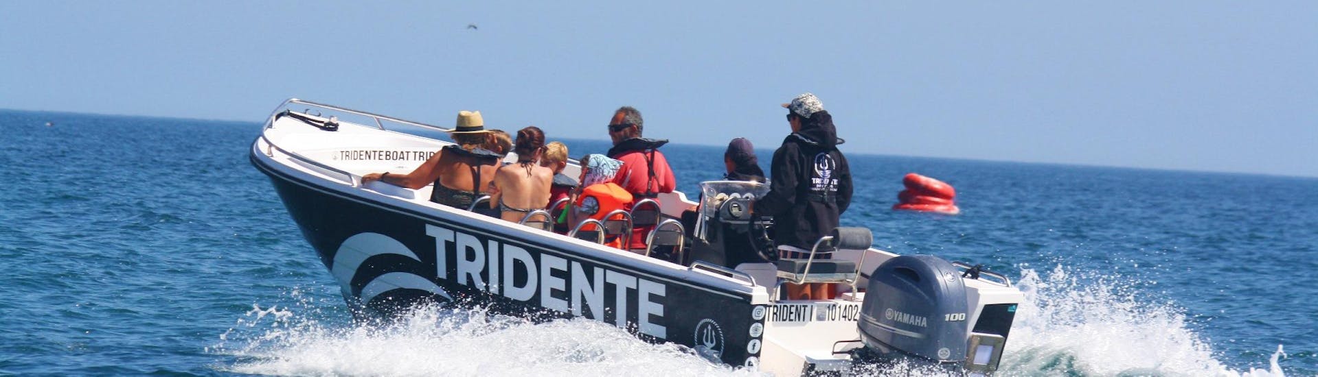 En un viaje en barco a la cueva de Benagil desde Armação De Pêra con Tridente Boat Trips Algarve, los pasajeros disfrutan del paseo a lo largo de la costa del Algarve en compañía de su experimentado capitán.