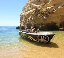 Imagen del barco durante el viaje en barco privado a la cueva de Benagil en el Algarve con Tridente Boat Trips Algarve.