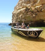 Photo du bateau de la balade privée en bateau à la grotte de Benagil en Algarve avec Tridente Boat Trips Algarve.