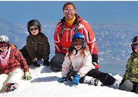 Four children with their instructor during their private ski lessons for kids of all ages with Heli's Skischule Saalbach-Hinterglemm.