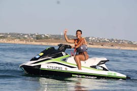 Excursión en moto de agua en la playa de Armação de Pêra con Moments Watersports Algarve.