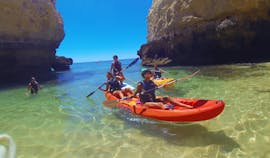 Bei einer Kajaktour zu den Höhlen und Stränden von Armação de Pêra folgen die Teilnehmer ihrem ortskundigen Guide von Moments Watersports Algarve zu verborgenen Schätzen entlang der Küste.