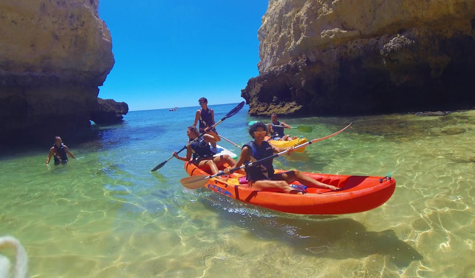 En un Kayak a las cuevas y playas salvajes desde Armação de Pêra, los participantes del tour siguen a sus guias locales desde Moments Watersports Algarve a los tesoros escondidos en la costa