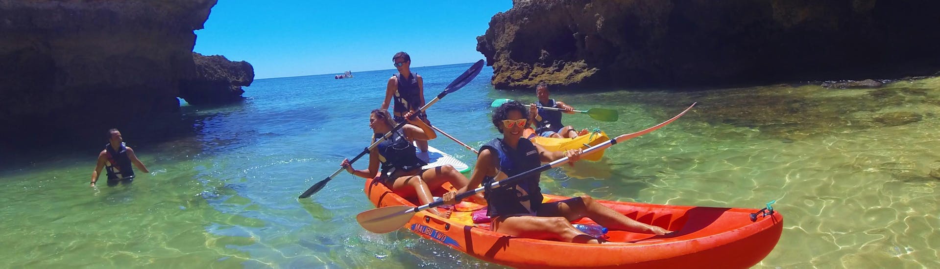 En un Kayak a las cuevas y playas salvajes desde Armação de Pêra, los participantes del tour siguen a sus guias locales desde Moments Watersports Algarve a los tesoros escondidos en la costa