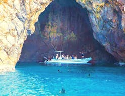 I partecipanti al tour guidano insieme ad Alcúdia Sea Explorer attraverso una stretta grotta durante il giro in barca al Parco Naturale de Llevant con snorkeling.
