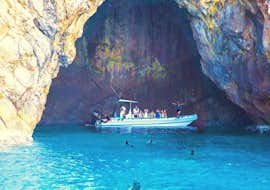 Bootstour zum Parc Natural de Llevant mit Schnorcheln mit Alcúdia Sea Explorer Die Tourteilnehmer fahren gemeinsam mit Alcúdia Sea Explorer durch eine enge Höhle während der Bootstour zum Parc Natural de Llevant mit Schnorcheln.