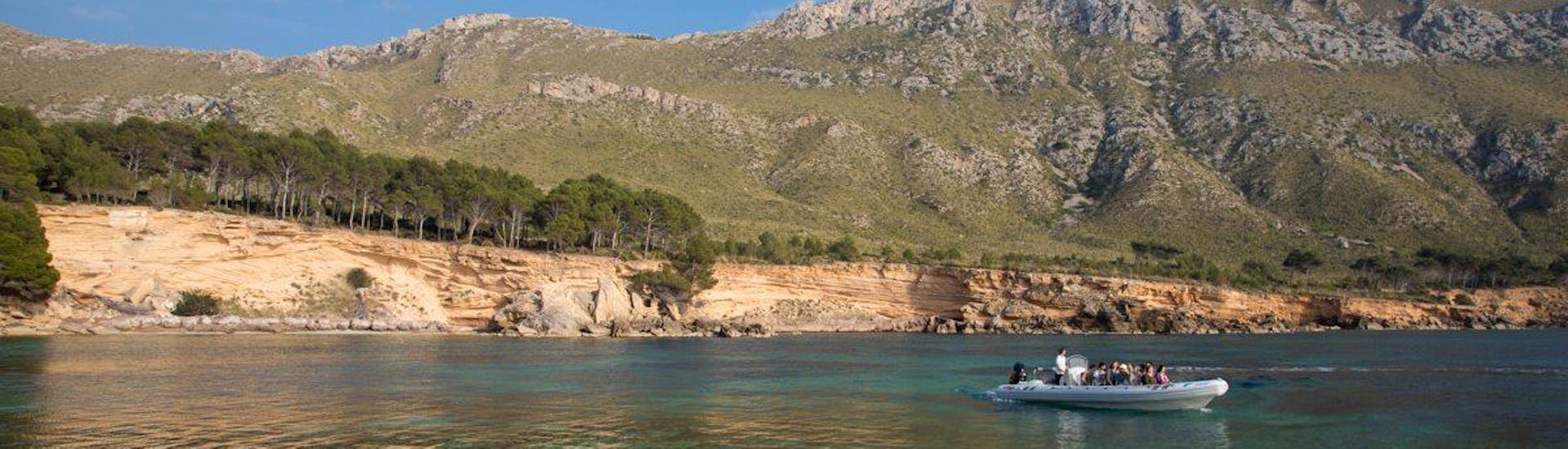De tourdeelnemers hun boottocht naar Playa de Formentor en vuurtoren met Alcúdia Sea Explorer.