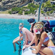 Een gezin dat geniet tijdens een privéboottocht in de baai van Alcúdia met dolfijnen kijken met Alcudia Sea Explorer.